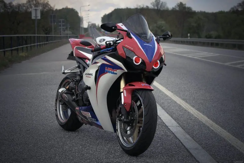 Honda CBR1000RR-R 10