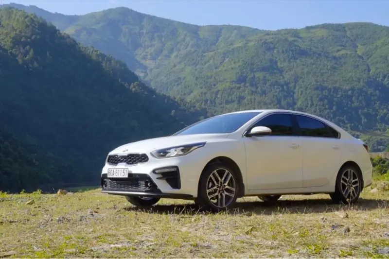 Hình ảnh xe Kia Cerato màu sắc sống động 2