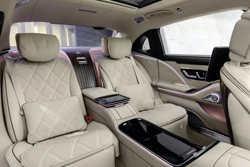 Ảnh nội thất xe Mercedes Maybach S560 sang trọng 15