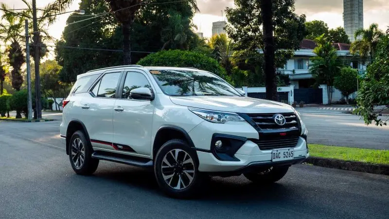 Hình xe Fortuner 2.4AT 4x2 phong cách sang trọng 26