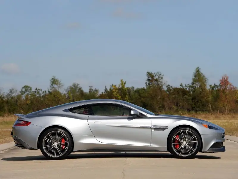 Hình ảnh Aston Martin Vanquish từ các góc khác nhau 18