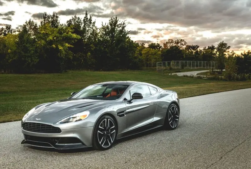 Hình ảnh xe Aston Martin Vanquish phong cách 11
