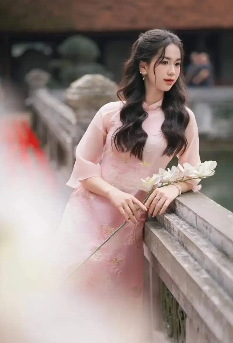 Gái xinh diện áo dài tôn vẻ quyến rũ