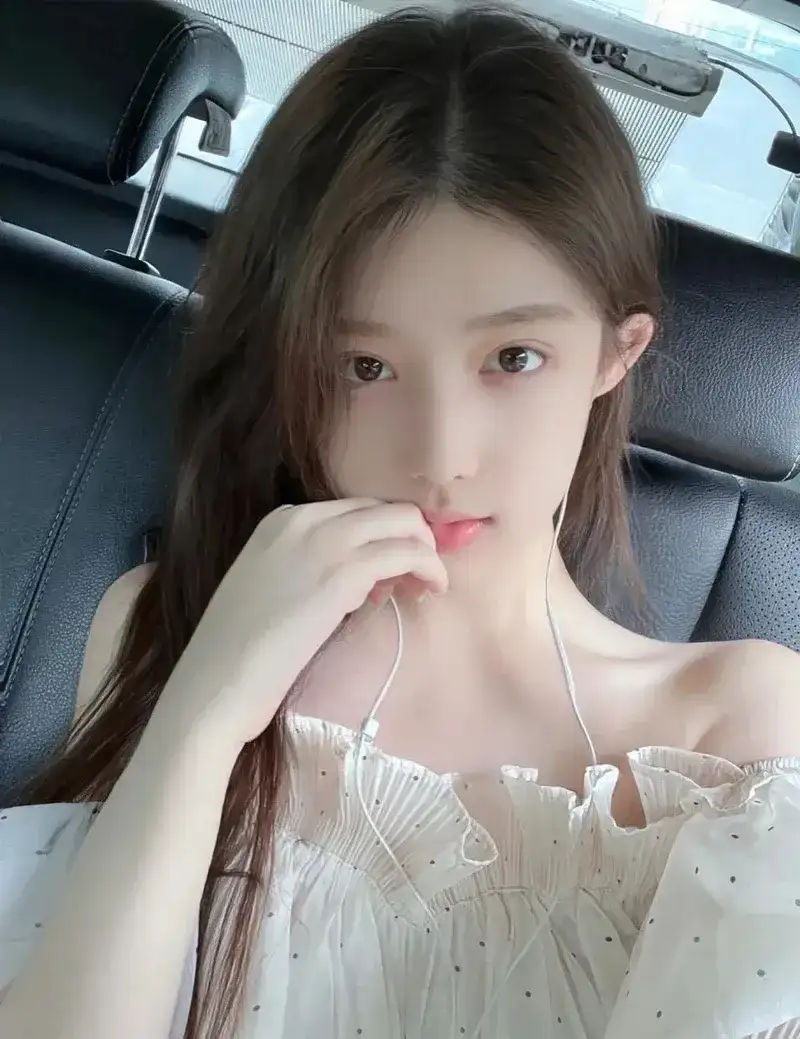 Gái xinh TikTok diện váy ngắn khoe nét đẹp thanh thoát