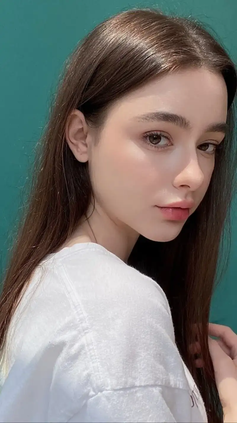 Cô bạn gái nga sở hữu ánh mắt hút hồn