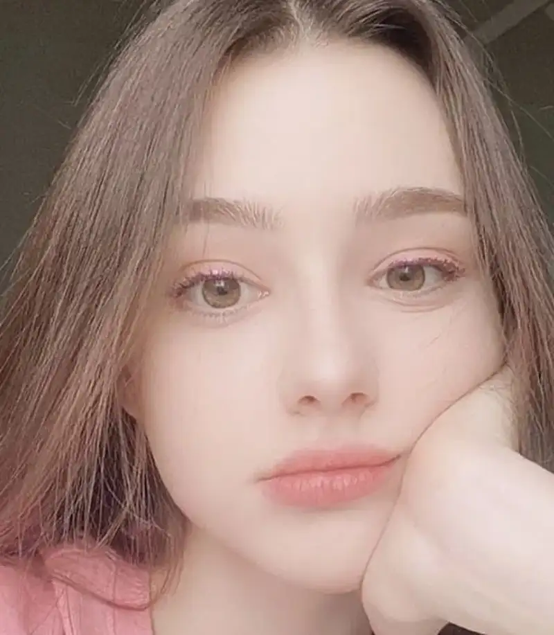 Gái nga đẹp tựa như tranh vẽ sống động