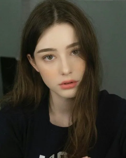 Cô gái nga xinh đẹp, dịu dàng và rạng rỡ