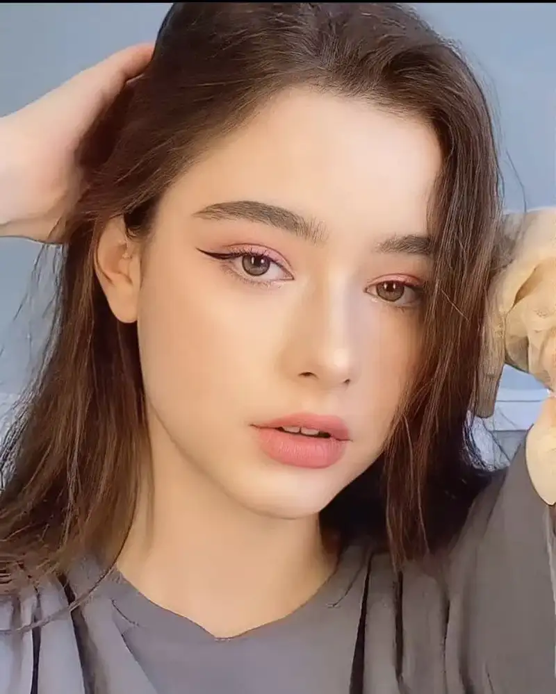 Gái tây com mang vẻ năng động, hiện đại