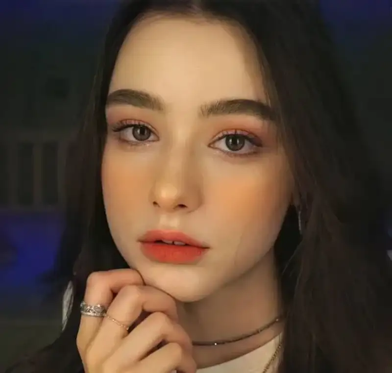 Gai tay au với vẻ đẹp châu Âu cổ điển