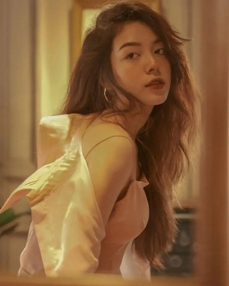 Gái tây mặc váy khoe vẻ duyên dáng tự nhiên