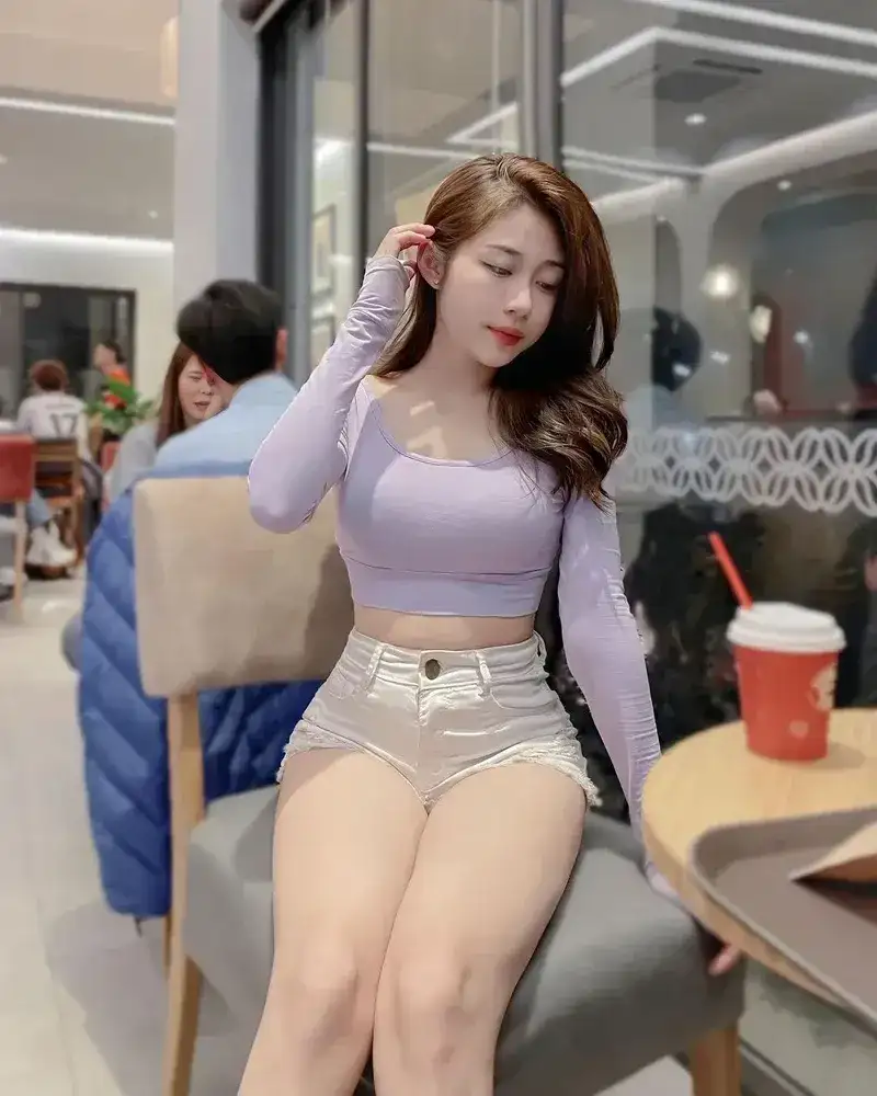 Video hot girl TikTok mặc váy ngắn nhảy