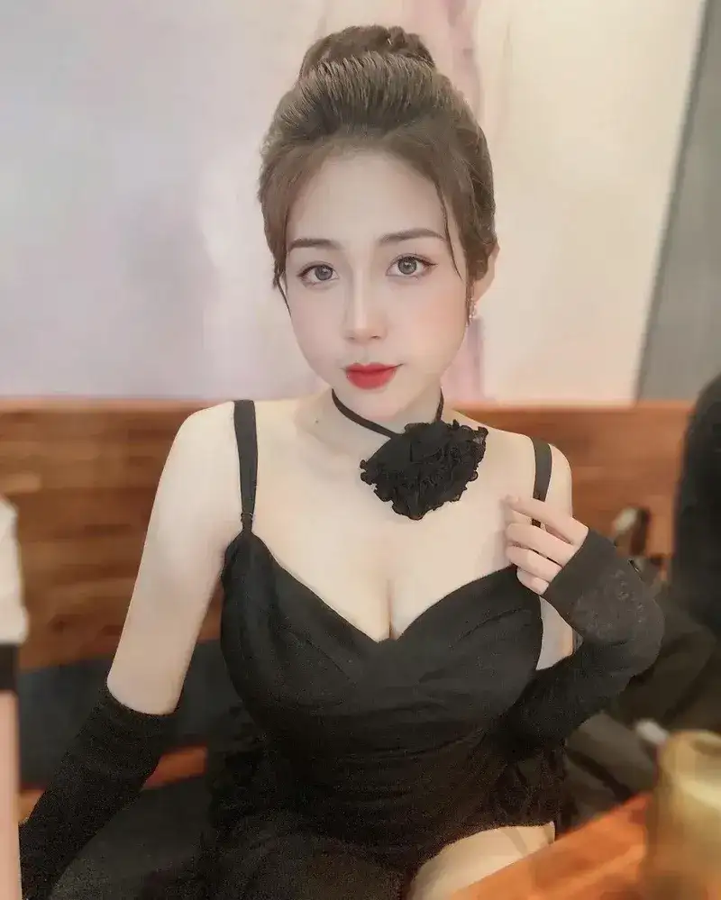 Gái TikTok mặc váy xinh nhảy cực quyến rũ