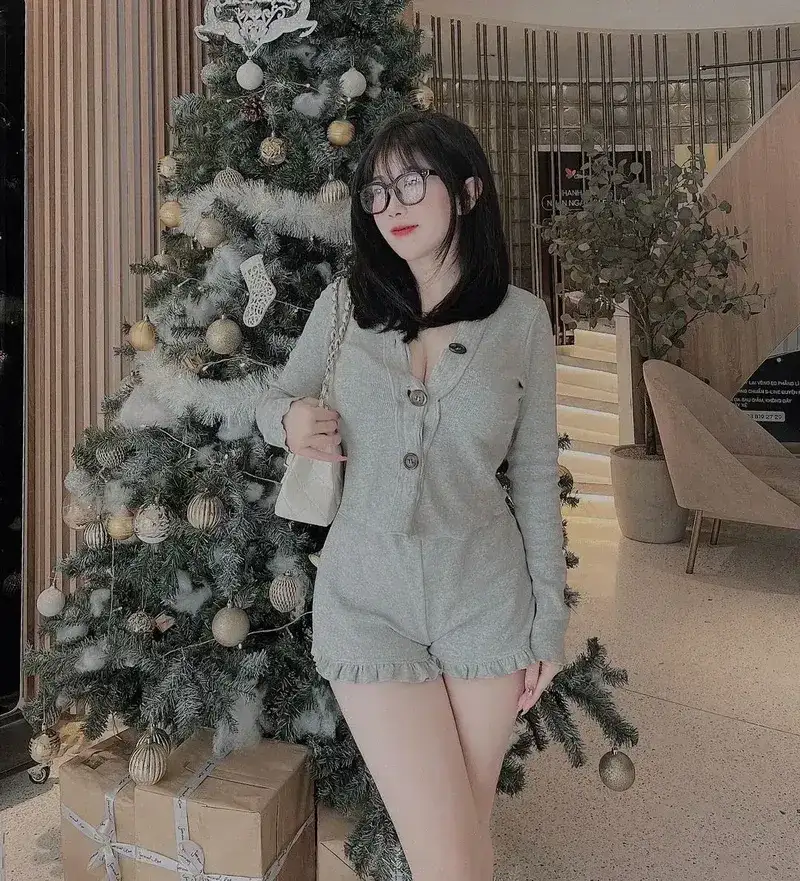 Gái Instagram mặc váy nổi bật giữa đám đông