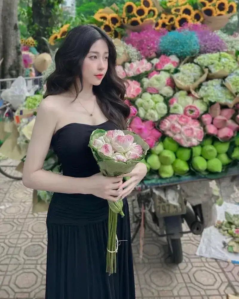 Gái Instagram mặc váy xinh đẹp trên phố