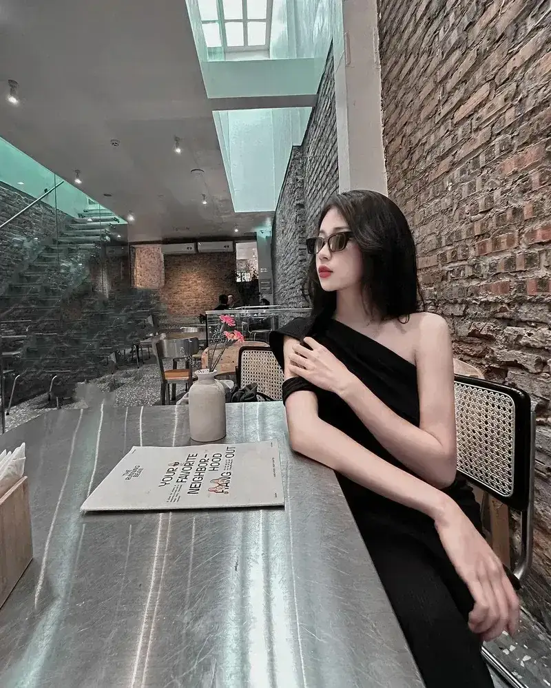 Gái Instagram trong váy ngắn hút ánh nhìn