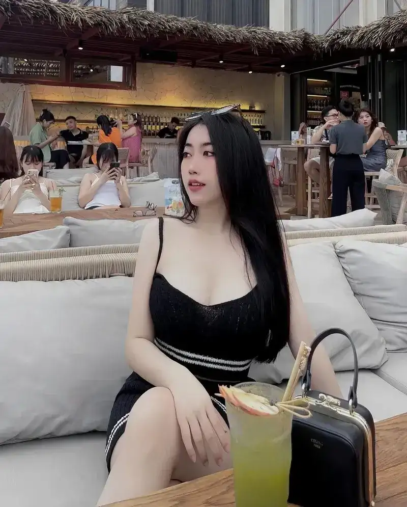 Gái 18 tuổi diện váy ngắn dễ thương