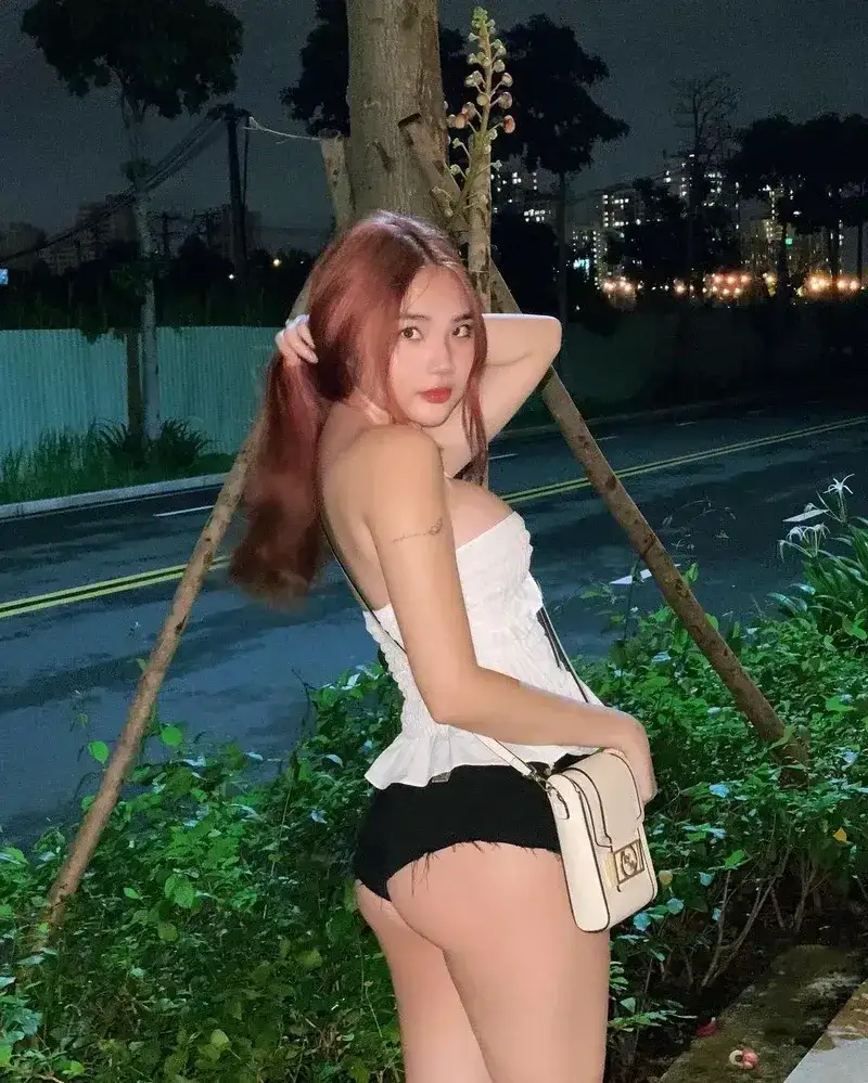 Bé gái xinh 2k12 trong bộ váy dễ thương