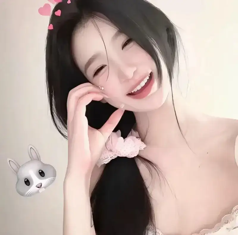 Gái TikTok khoe nét dịu dàng với váy trắng