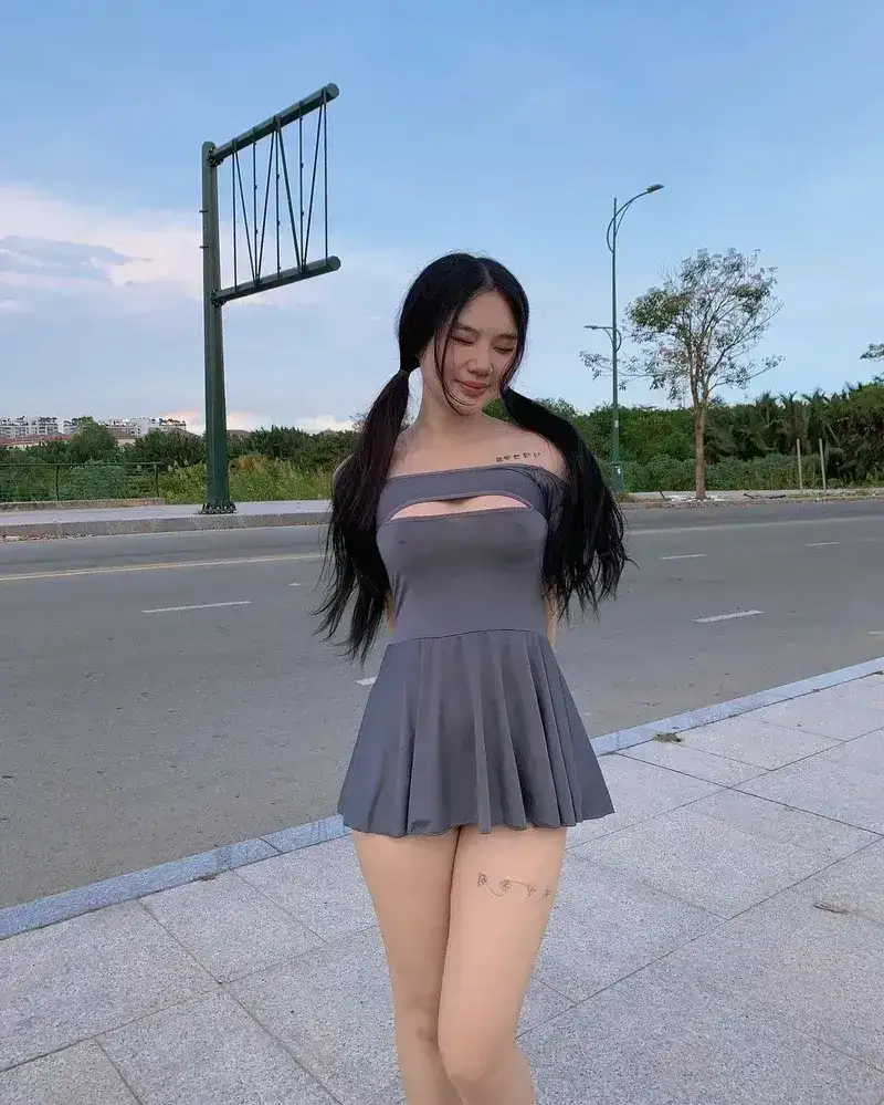 Gái xinh TikTok nhảy váy ngắn trên Twitter