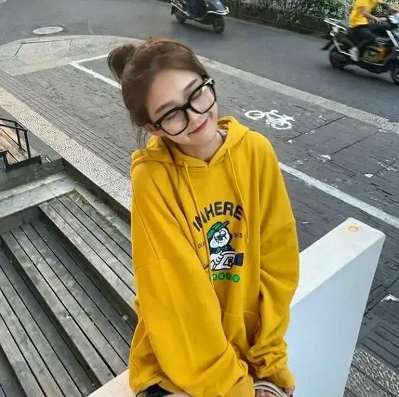 Mẫu gái xinh với búi tóc 2 bên đẹp tự nhiên