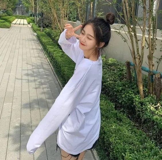 Kiểu tóc ngắn uốn xoăn nhẹ giúp nàng thêm phần quyến rũ