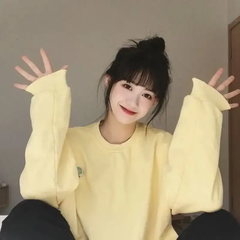 Cô gái xinh đẹp nổi bật với mái tóc ngắn trẻ trung