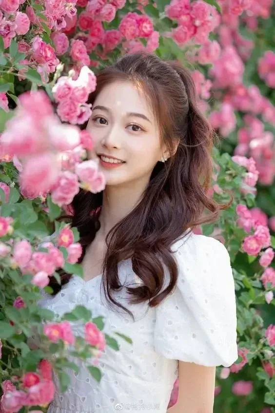 Hình gái xinh tóc dài đeo kính cực kỳ phong cách