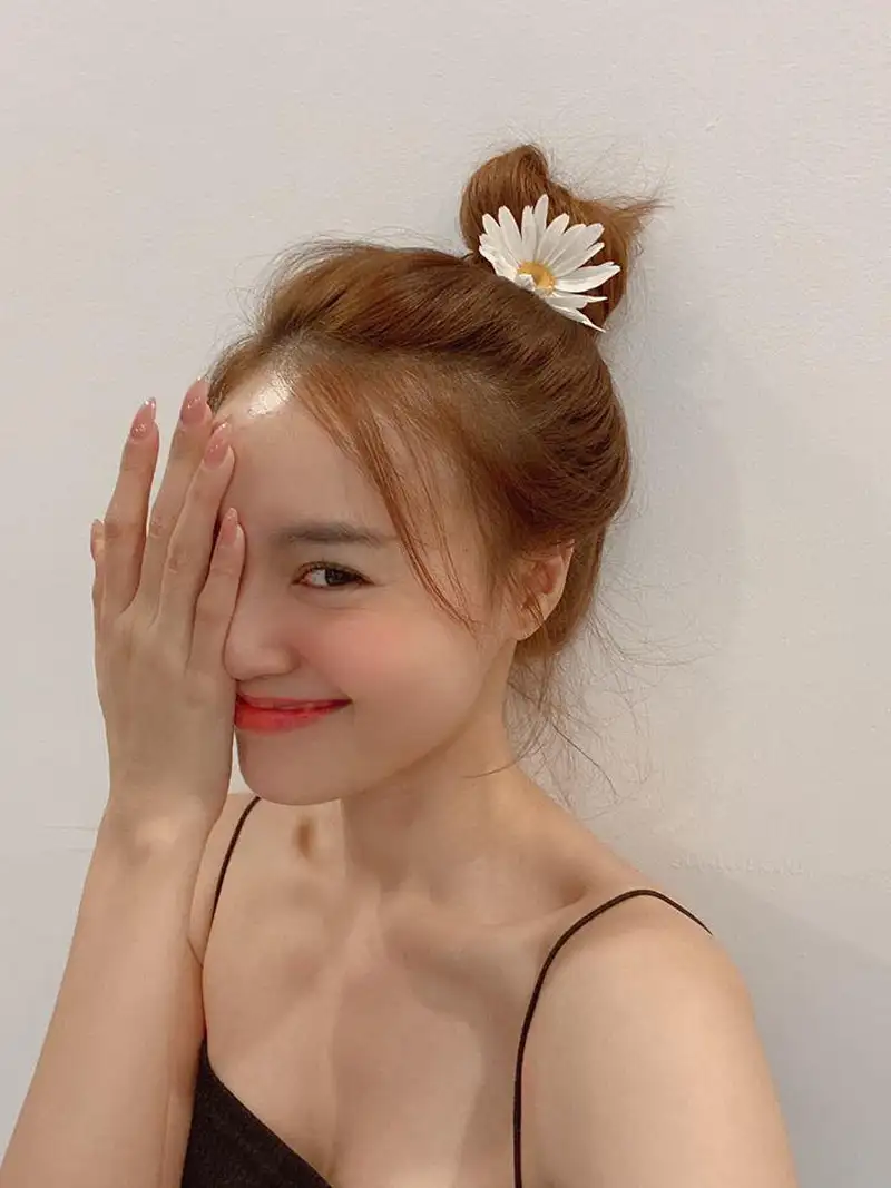 Tóc ngắn uốn xoăn nhẹ nhàng tạo phong cách riêng