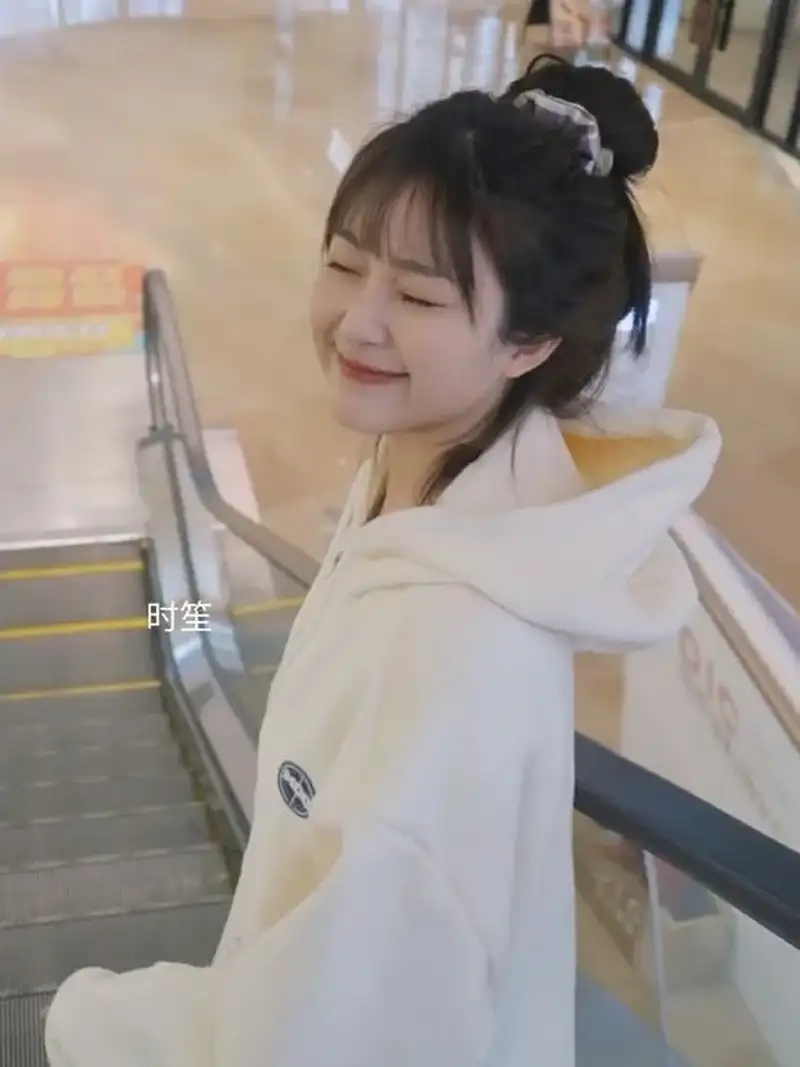 Gái xinh nổi bật với tóc búi xinh dịu dàng