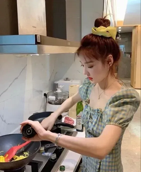 Hình ảnh gái xinh tự tin tạo dáng độc đáo