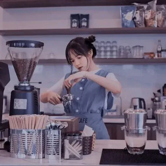 Hình ảnh ấn tượng của gái xinh chụp qua gương