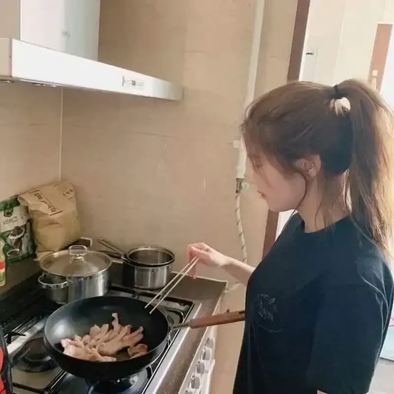 Gái đẹp tự tin chụp hình trong ánh nắng dịu nhẹ