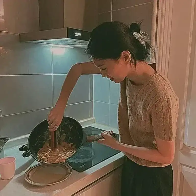 Hình ảnh gái xinh chụp ảnh với khung cảnh thơ mộng