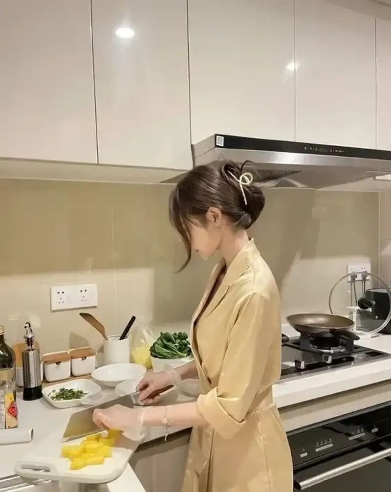 Gái xinh tóc ngắn tạo nét quyến rũ trong khung hình