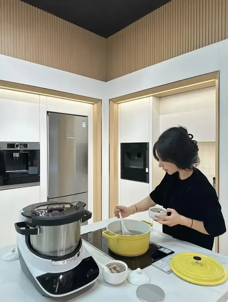 Gái xinh tóc ngắn với ánh nhìn hút hồn