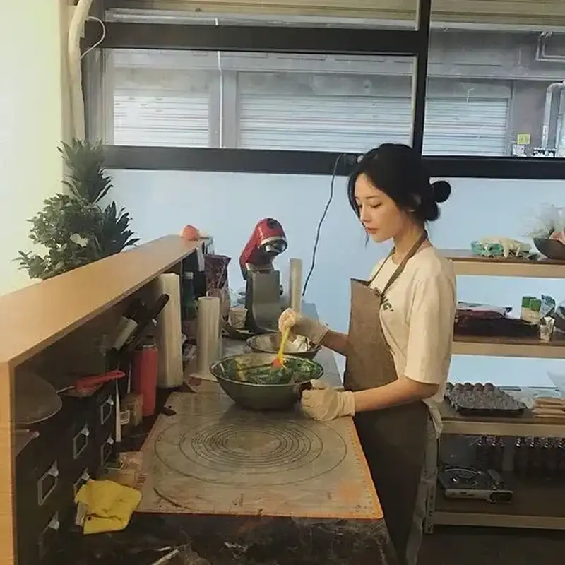 Cô gái tóc ngắn xinh đẹp với phong cách trẻ trung