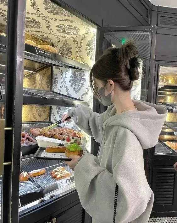 Hình ảnh gái xinh với ánh mắt buồn sâu lắng