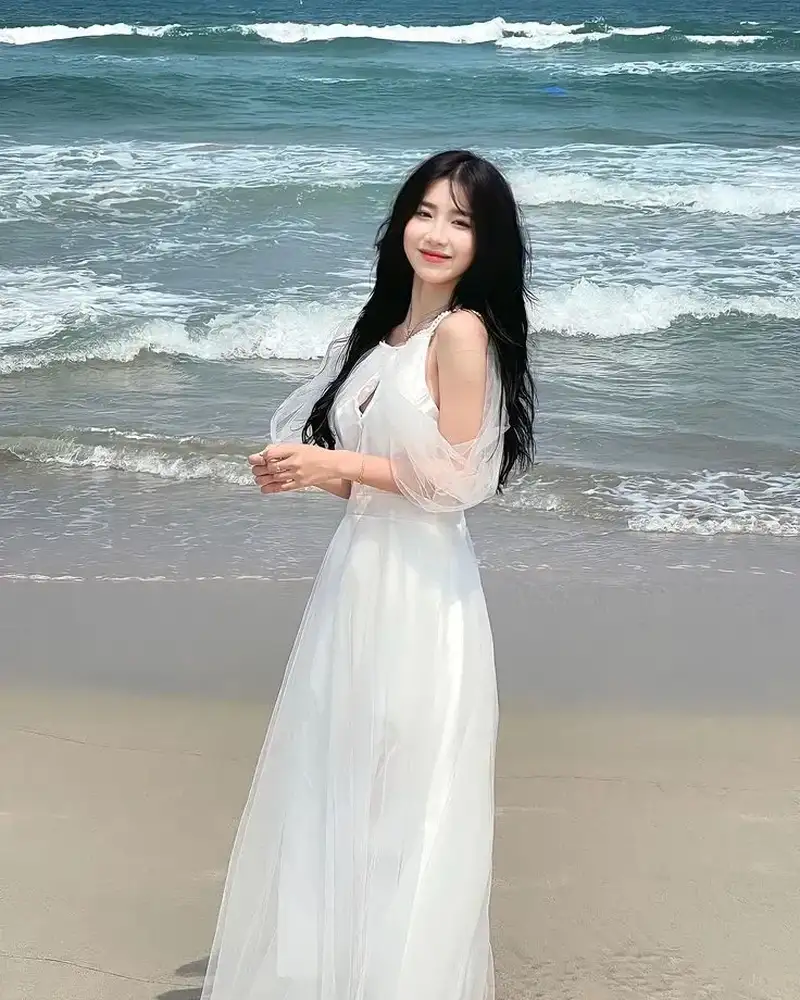 Hình ảnh gái xinh với váy trắng nhẹ nhàng, tinh tế
