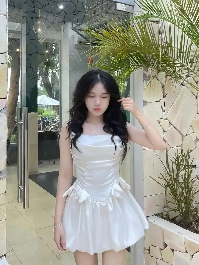 Tóc ngắn ngang vai giúp bạn gái thêm phần nữ tính