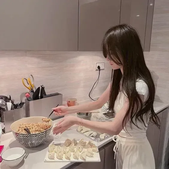 Gái xinh Trung Quốc làm các món ăn truyền thống