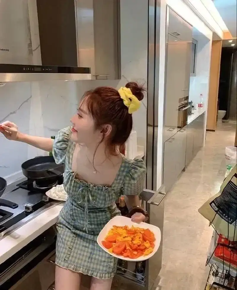 Cô gái xinh nấu ăn nhanh gọn ngay tại văn phòng