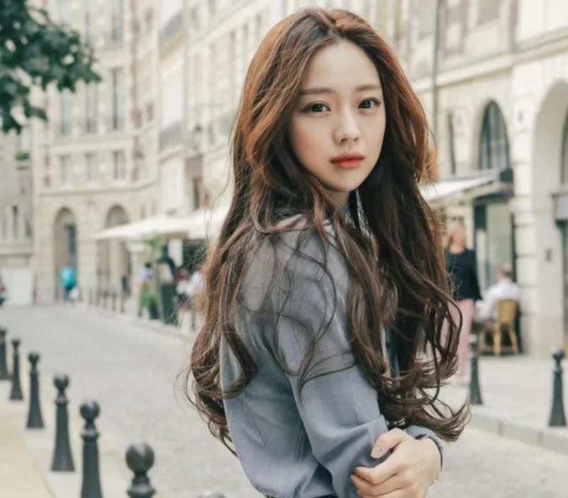 Tóc xoăn dài mang lại vẻ đẹp hiện đại thời thượng