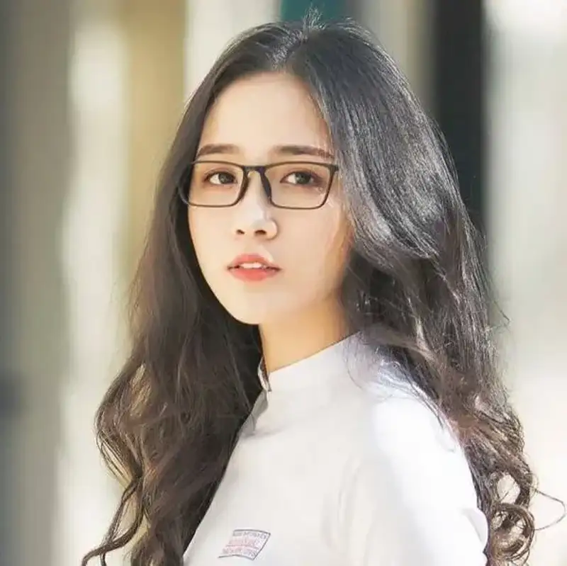 Gái tóc ngắn đeo kính phong cách