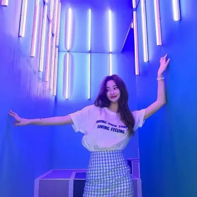 Gái xinh tóc ngắn đeo kính siêu cute