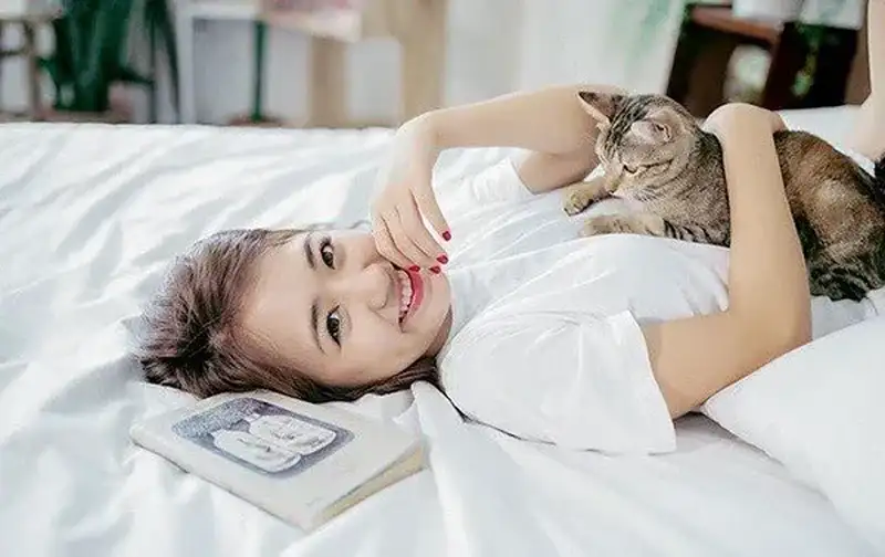 Gái xinh tóc dài đeo kính quyến rũ