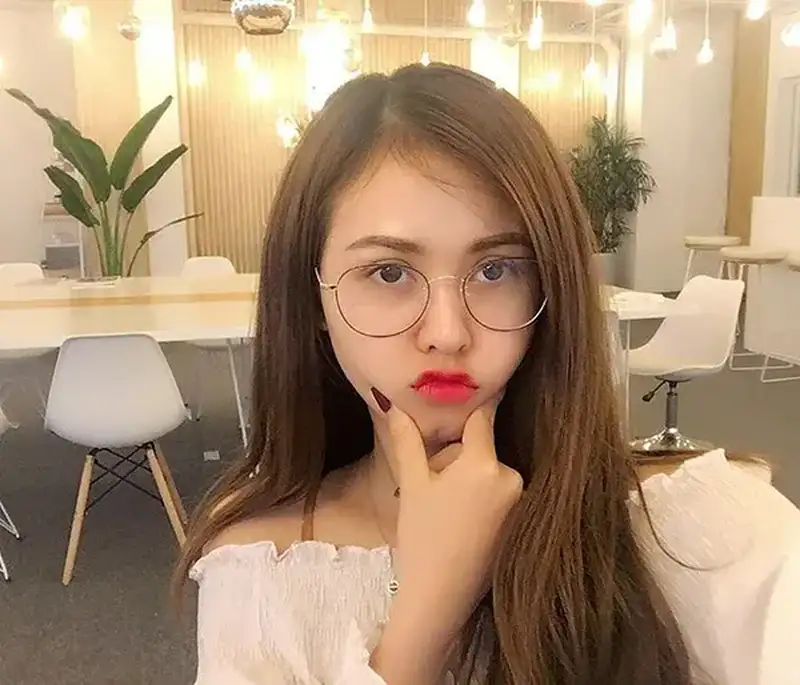 Gái xinh đeo kính tóc dài thanh lịch