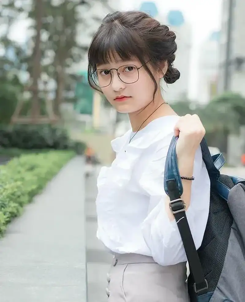 Gái xinh tóc ngắn đeo kính cực cute