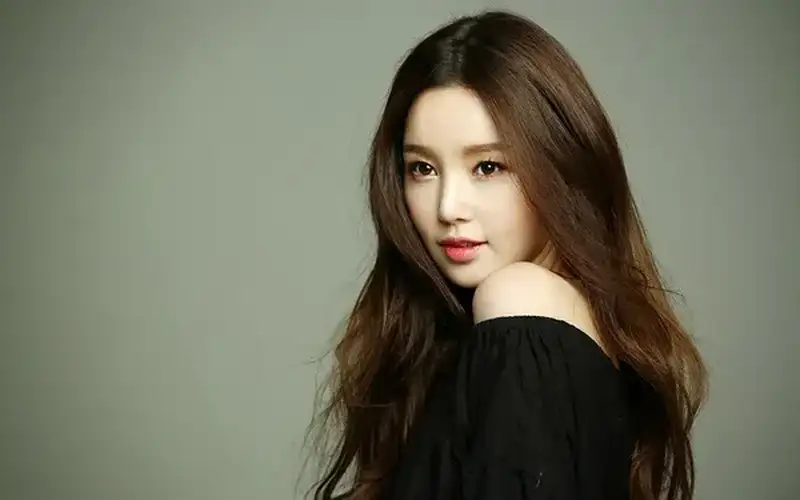 Gái xinh tóc ngắn đeo kính thời thượng