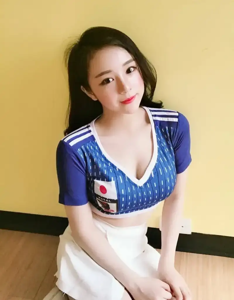 Gái xinh tóc dài đeo kính cực cute