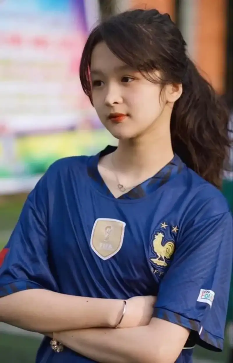 Cô gái trong áo bóng đá nổi bật che mặt Cô gái trong áo bóng đá nổi bật che mặt